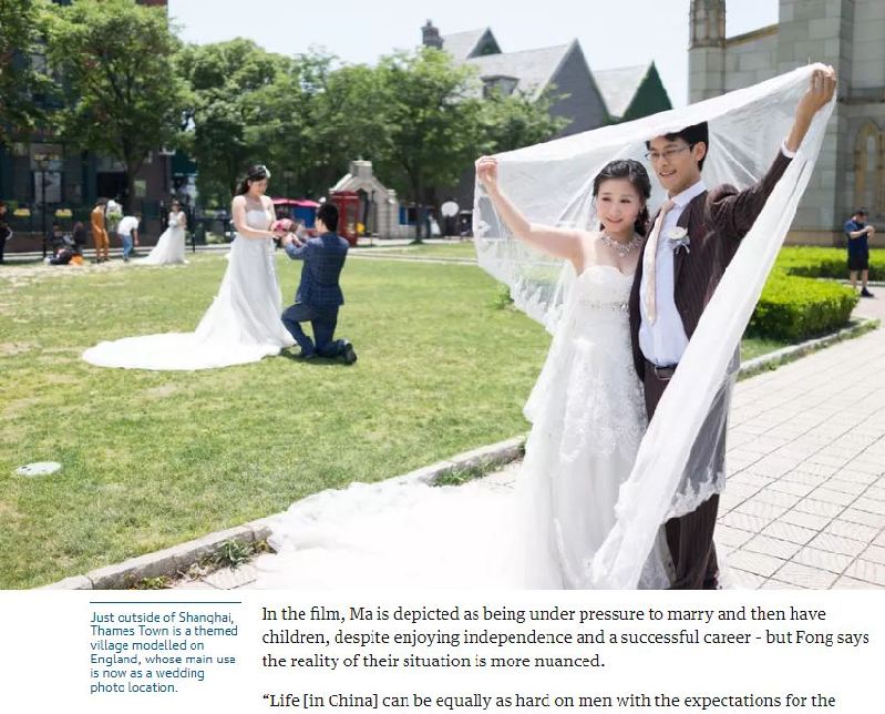 【中国那些事儿】英媒：从黑白证件照到精美婚纱照 小小结婚照折射中国社会大变迁(图2)
