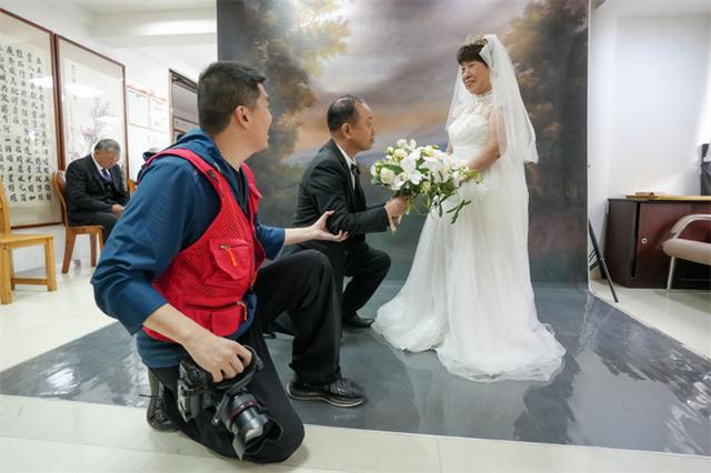福州：工会驿站免费为老年人拍摄婚纱照 定格银龄美好(图5)