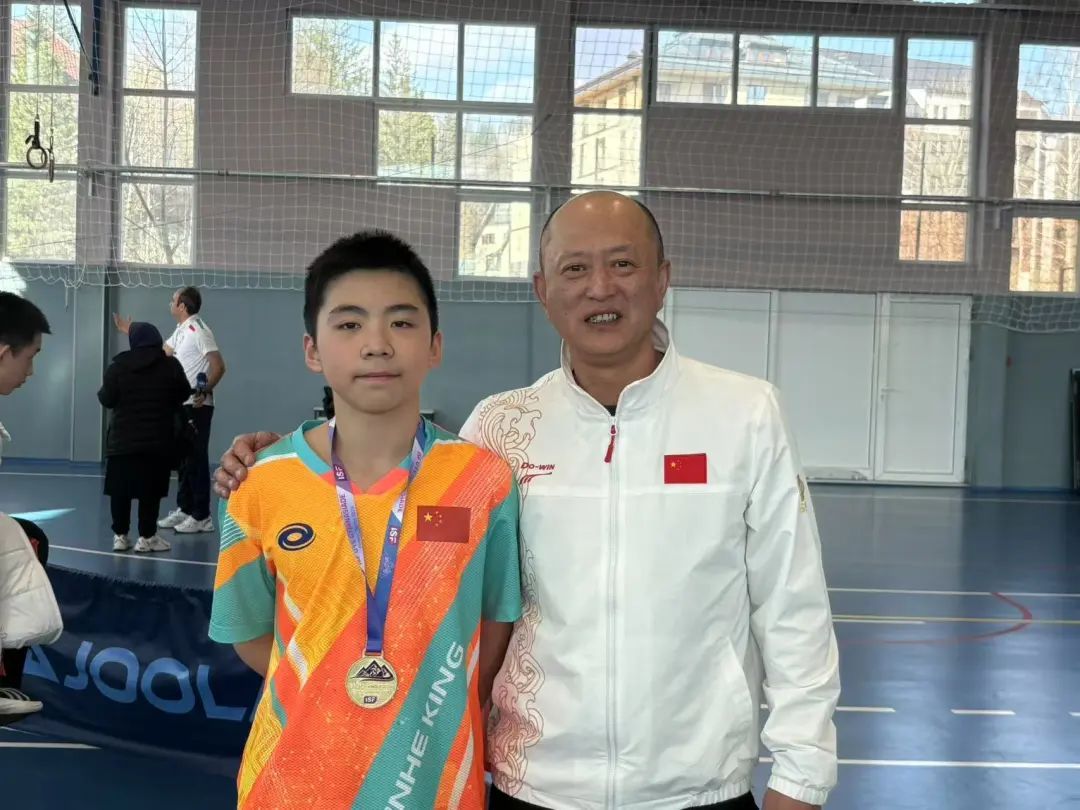 哈三中教师指导中国女子乒乓球队夺得U15世界中学博鱼体育注册生夏季运动会团体冠军(图2)